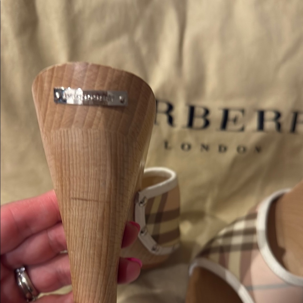 Burberry pink nova check sandals with Classic Elegance - Picture 7 of 8